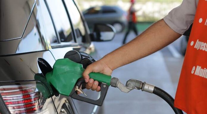 Gasolina ficará 4,9% mais barata a partir de terça, anuncia Petrobras
