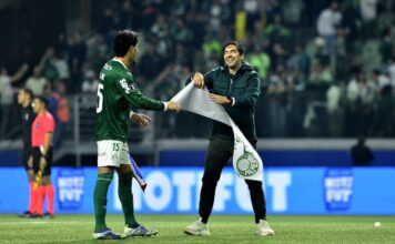 Choro, emoção e recados na mão: como Abel viveu noite mágica do Palmeiras na Libertadores