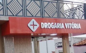 Drogaria Vitória agradece preferência e deseja um Feliz Natal e um Ano Novo cheio de paz