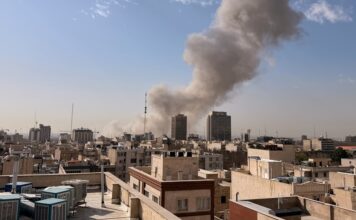 EUA e Israel realizam ataque coordenado contra o Irã, que dispara mísseis e ataca bases em resposta