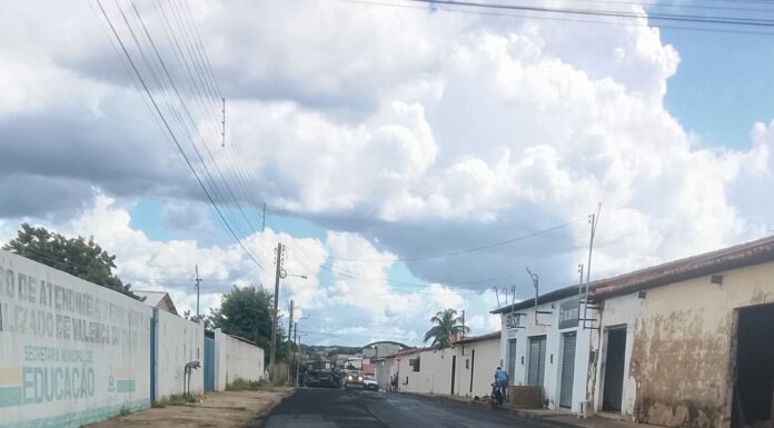 Prefeito Marcelo Costa reinicia asfaltamento de rua do centro de Valença do Piauí