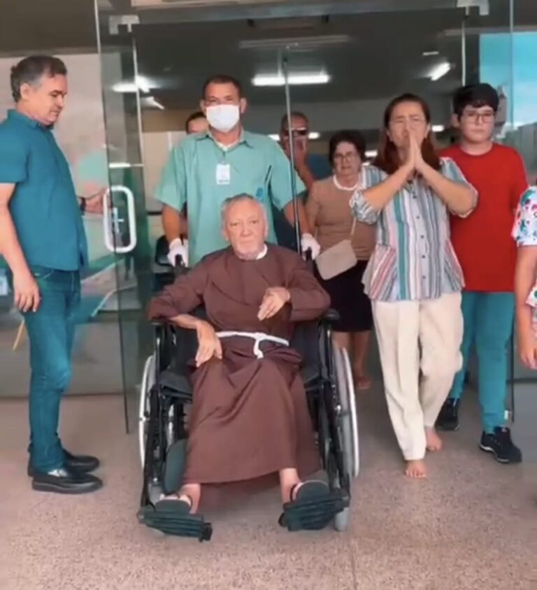 Ex-prefeito de Pimenteiras Chico Bezerra recebe alta e manifesta fé trajado como São Francisco